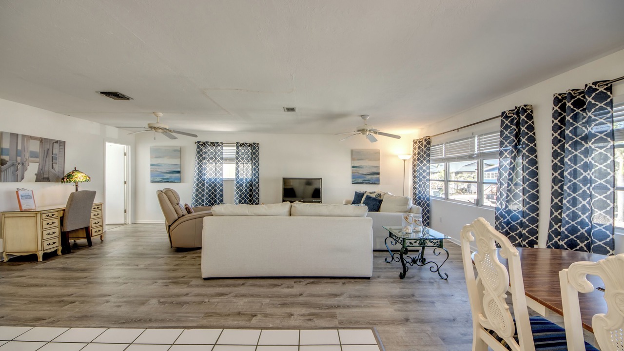 Photo of Livingroom in Mid Island