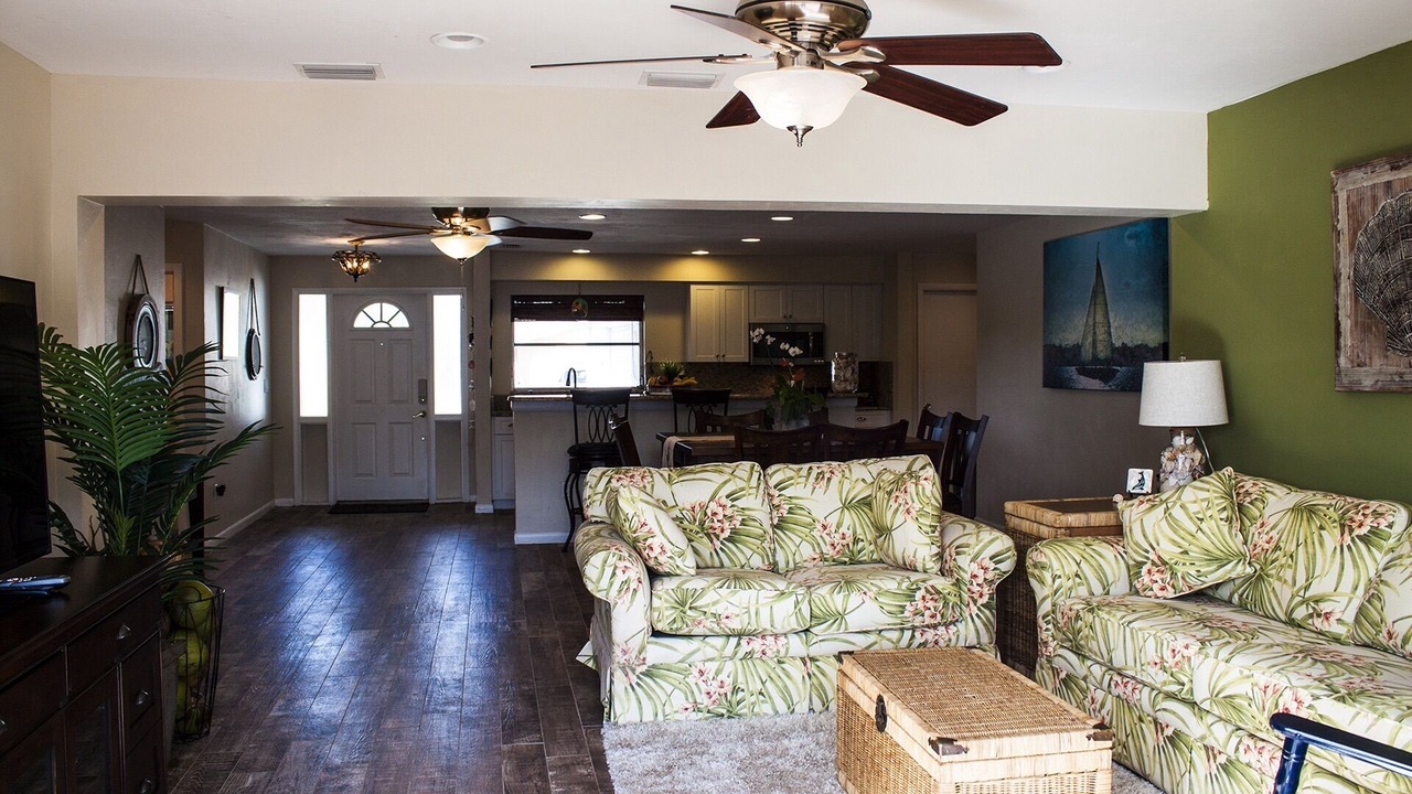 Photo of Livingroom in Yacht Club