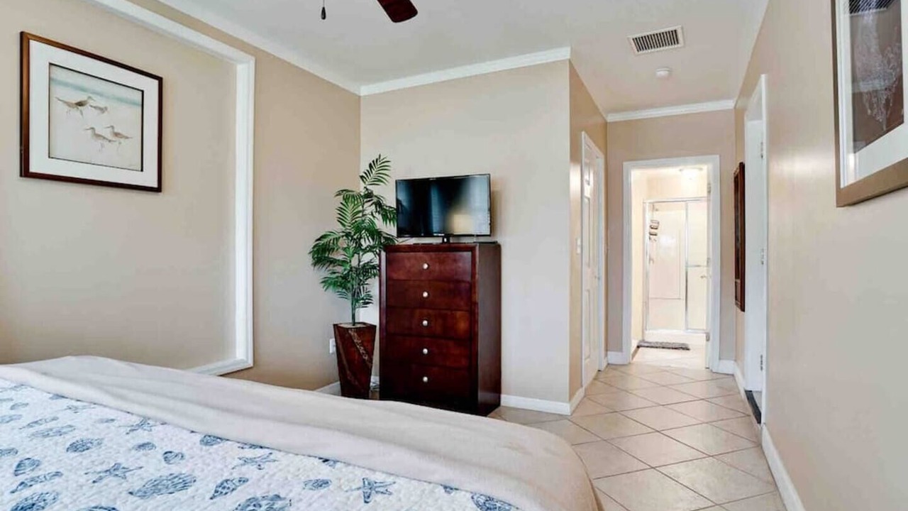 Photo of Bedroom in Golden Beach