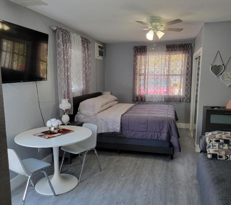 Photo of Bedroom in Town N County Park