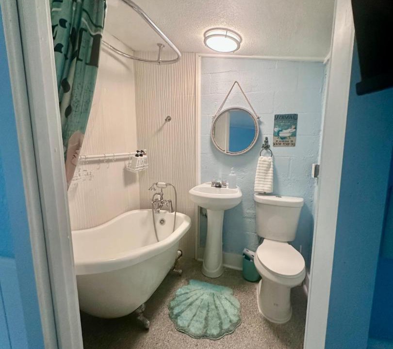 Photo of Bathroom in Weeki Wachee Gardens