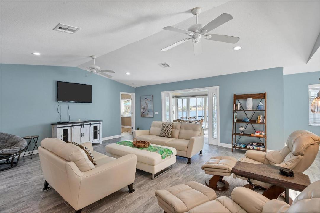 Photo of Livingroom in South Gulf Cove