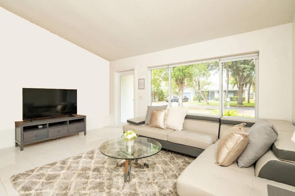 Photo of Livingroom in Pembroke Pines