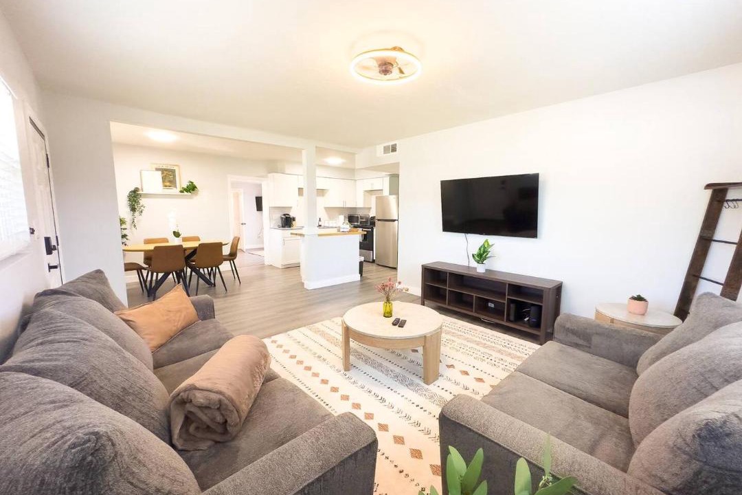 Photo of Livingroom in Egypt Lake-Leto