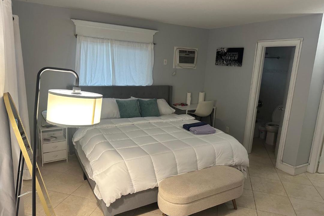 Photo of Bedroom in Oakland Park