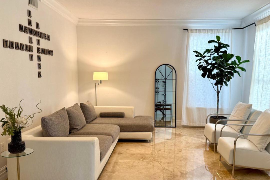 Photo of Livingroom in Ludlam