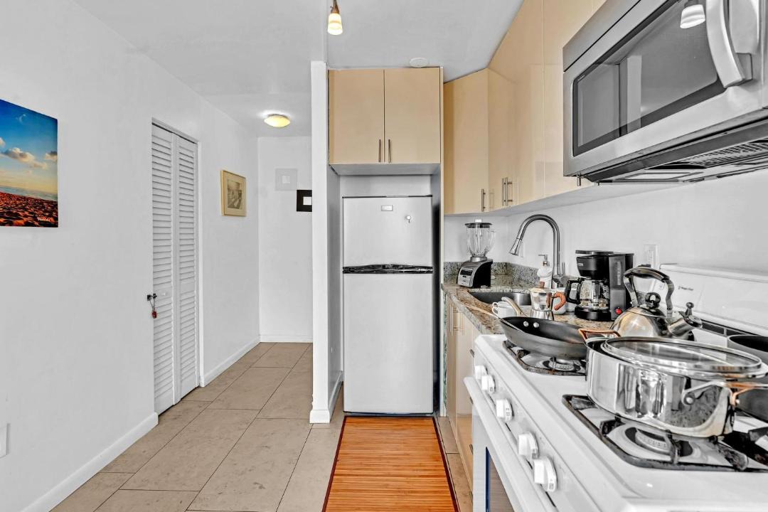 Photo of Kitchen in Flamingo/Lummus