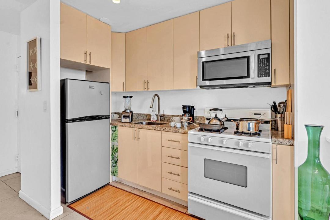 Photo of Kitchen in Flamingo/Lummus