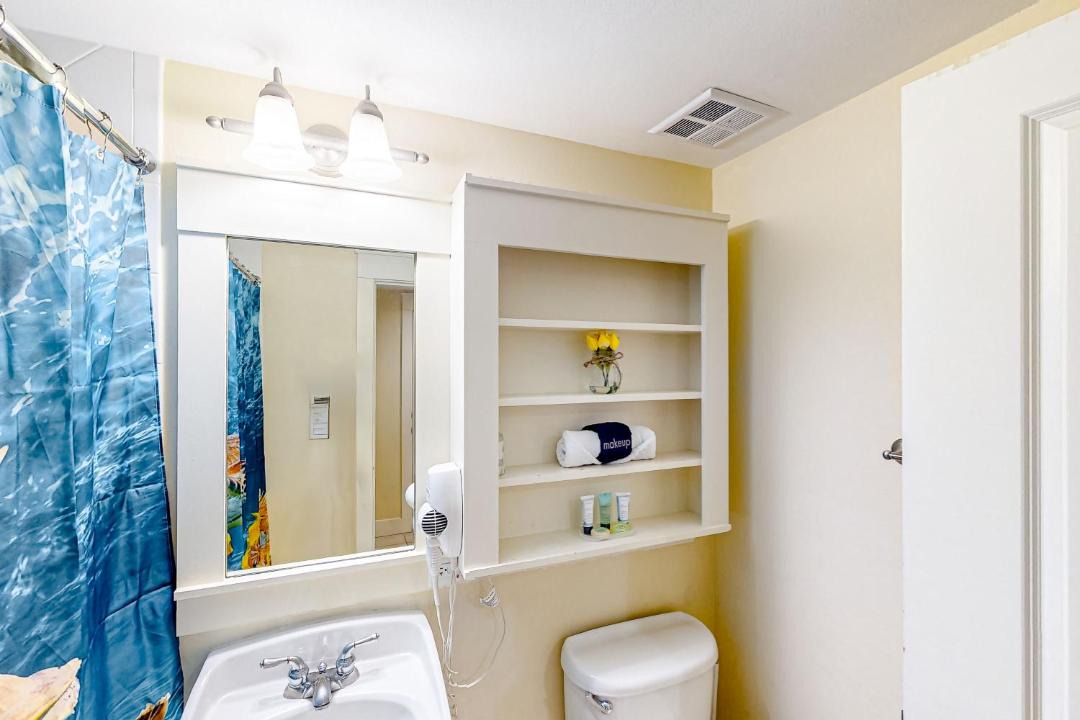 Photo of Bathroom in Baytowne Wharf