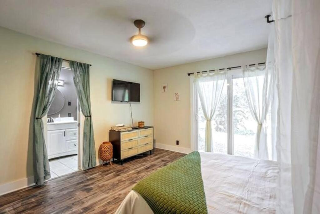 Photo of Bedroom in Cypress Gardens