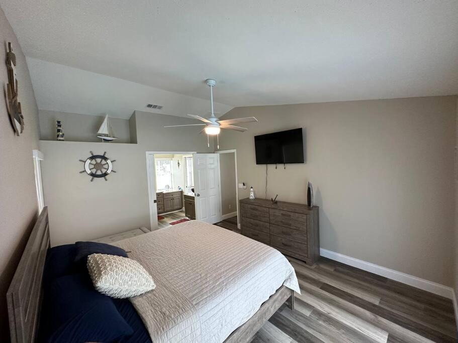 Photo of Bedroom in Berkeley Manor
