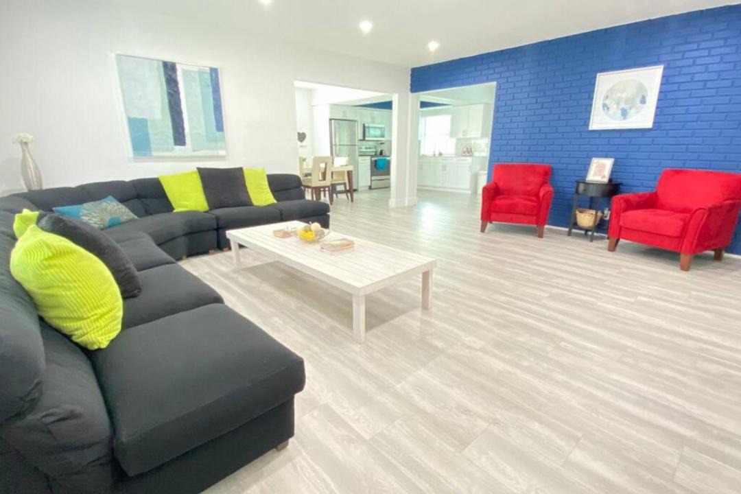 Photo of Livingroom in Lauderhill