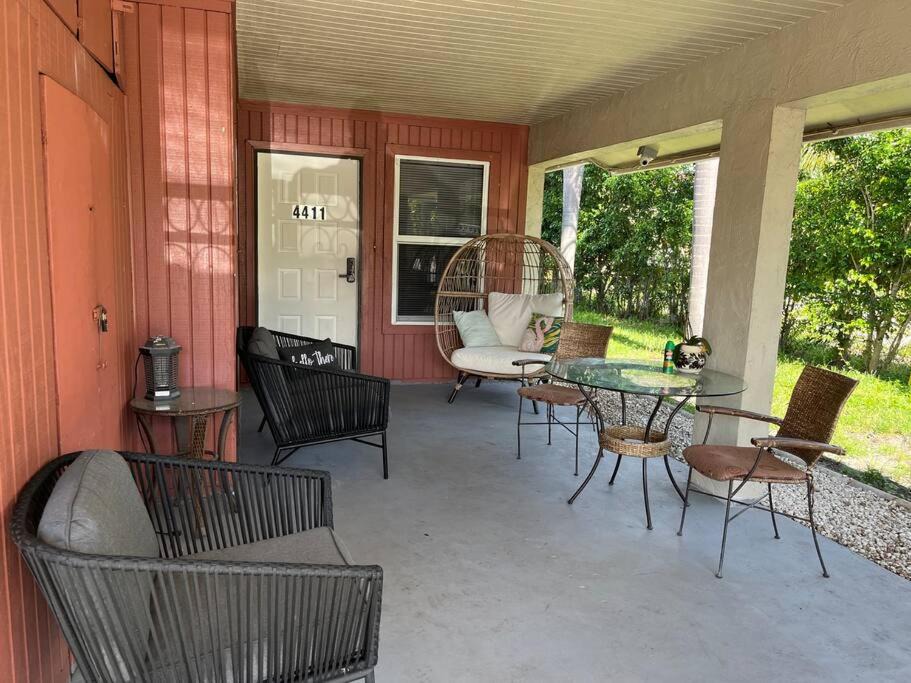 Photo of Livingroom in Lake Worth Corridor