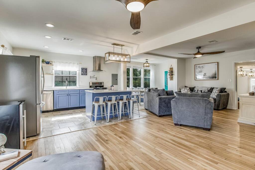 Photo of Livingroom in East Hill