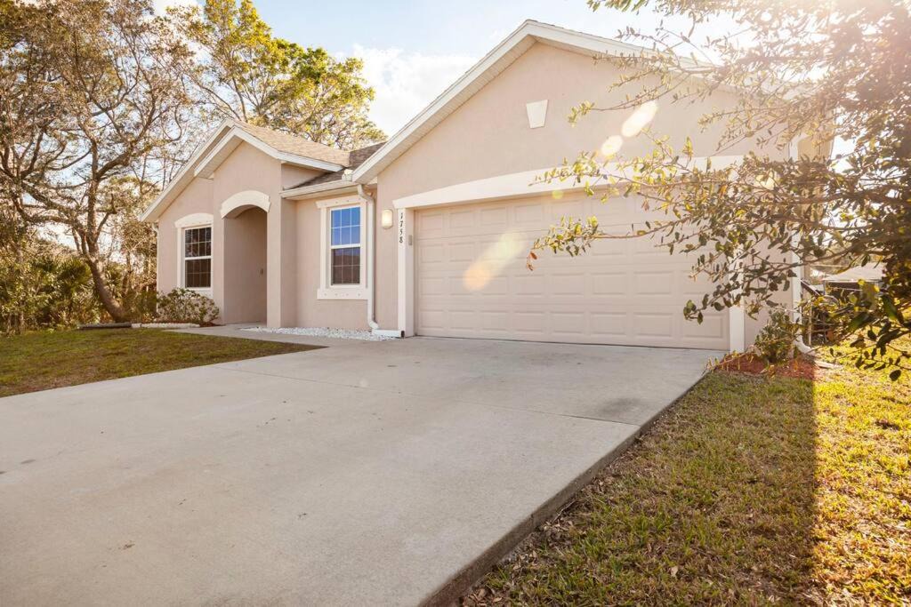Photo of Buildings in Port Saint Lucie