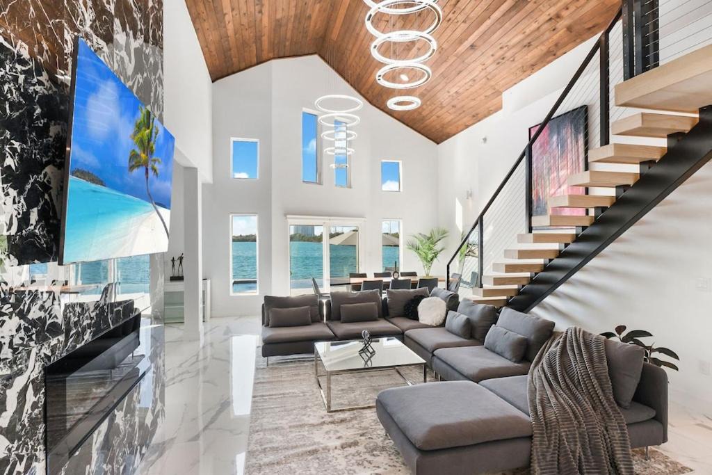 Photo of Livingroom in North Bay Village