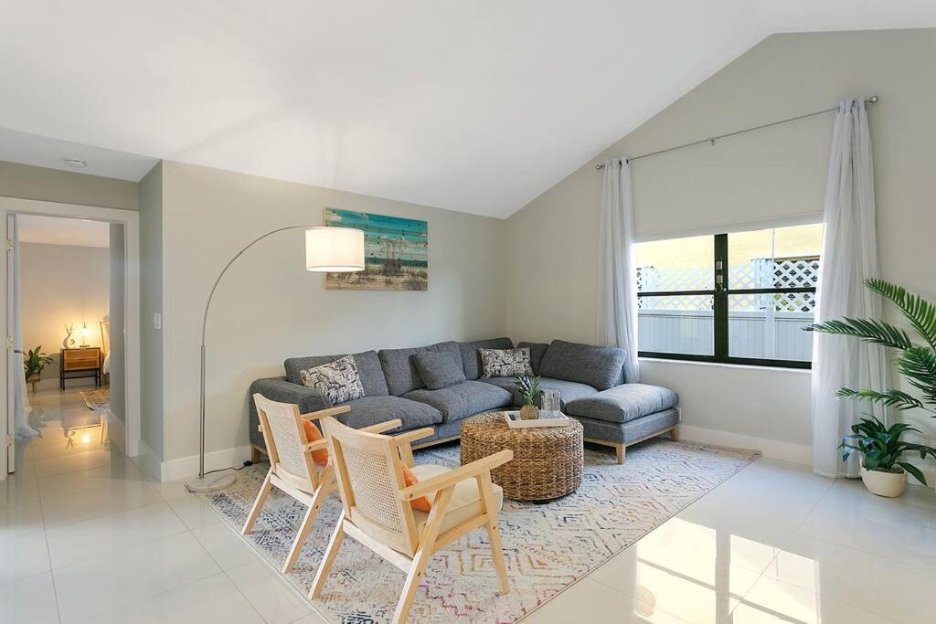 Photo of Livingroom in Dania Beach