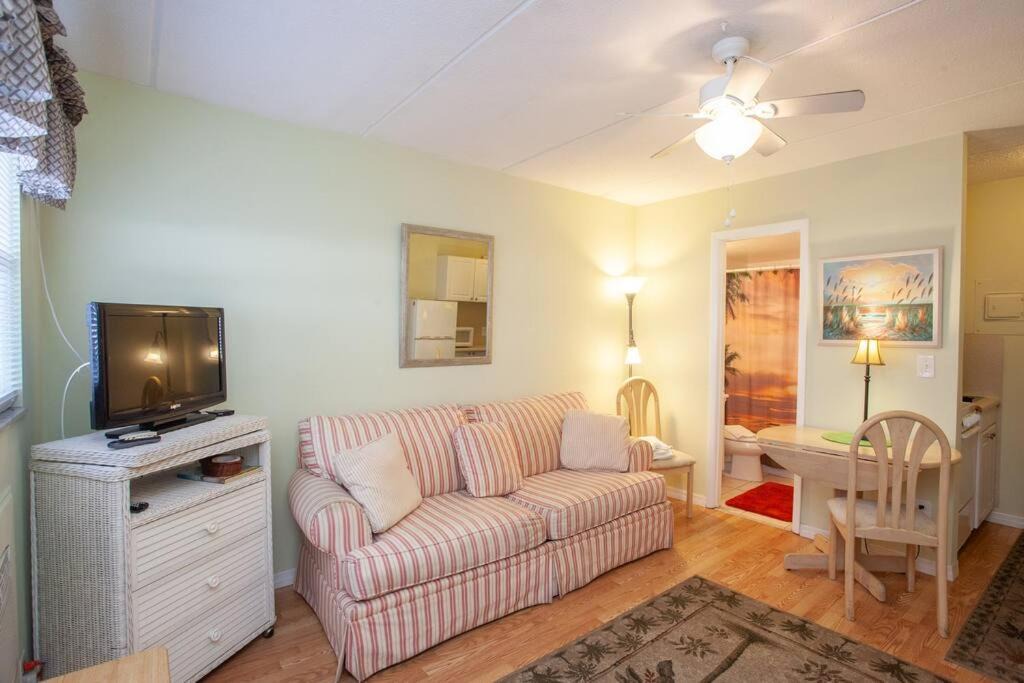 Photo of Livingroom in Golden Beach