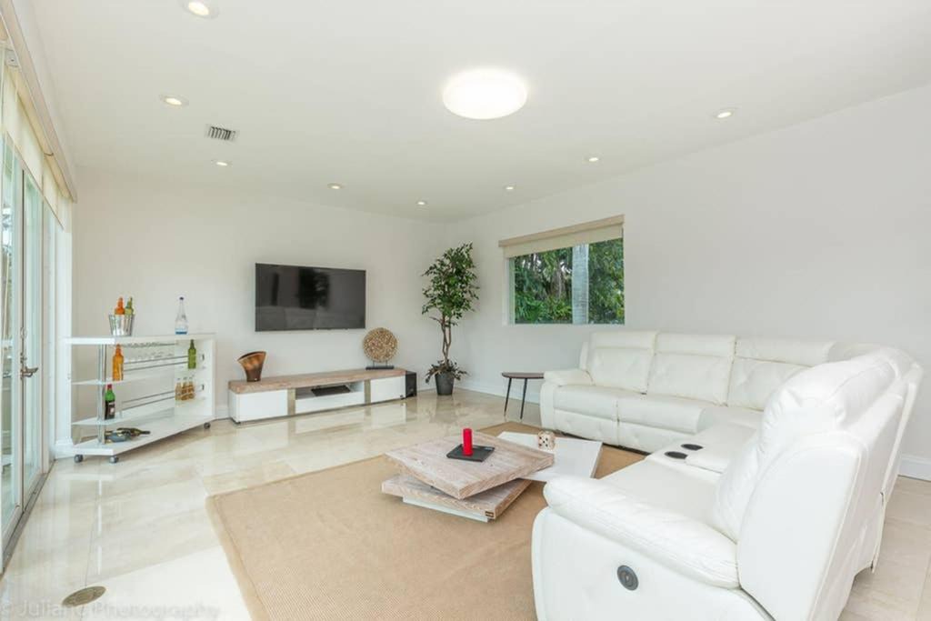 Photo of Livingroom in Surfside
