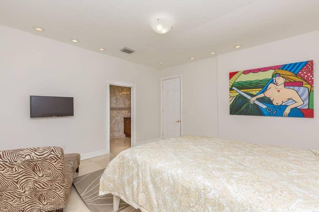 Photo of Bedroom in Surfside