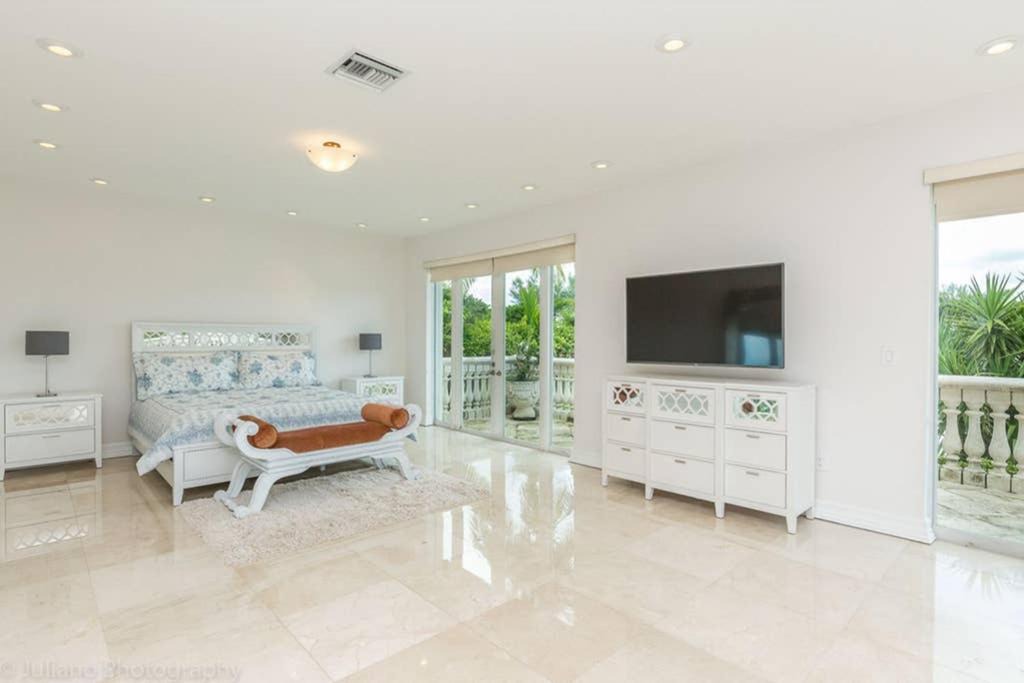 Photo of Livingroom in Surfside
