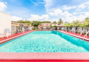 Econo Lodge Inn & Suites
