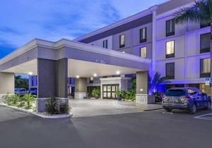 Comfort Inn & Suites Clearwater - St Petersburg Carillon Park