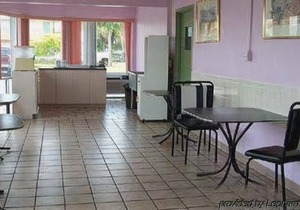 Econo Lodge Inn & Suites