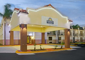 Days Inn & Suites by Wyndham Tampa Near Ybor City