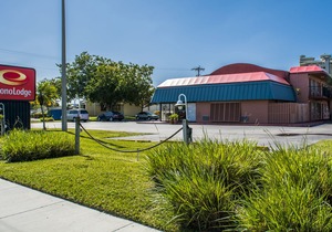 Econo Lodge North