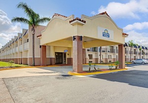 Days Inn & Suites by Wyndham Tampa Near Ybor City