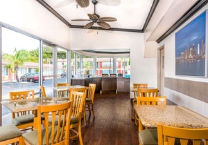 Econo Lodge Inn & Suites