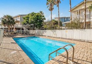 Coastal condo with pool, near deck and dining, close to beach