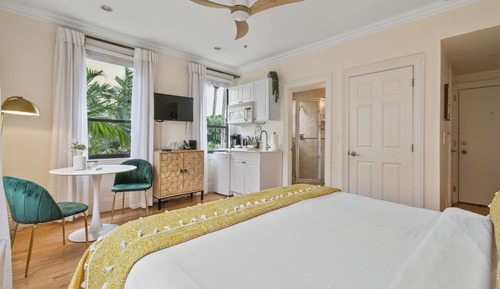 Condo, Tropical Sunrise Deluxe Corner Studio, King Bed