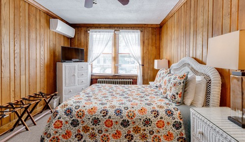 Standard Room, 1 Queen Bed