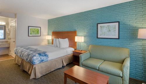 King Room with Roll-in Shower - Disability Access/Non-Smoking