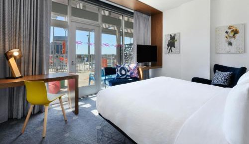 Guest room, 1 King, Poolside view, Mid floor, Pool access