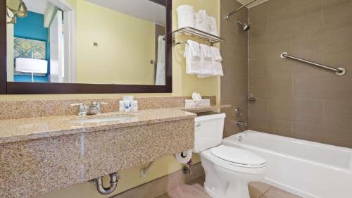 King Suite with Roll-in Shower - Mobility Access