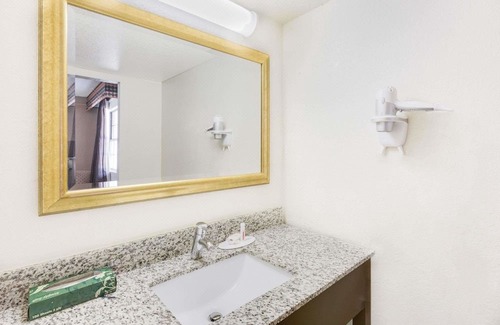 Birmingham Hotel | Days Inn by Wyndham Birmingham/West