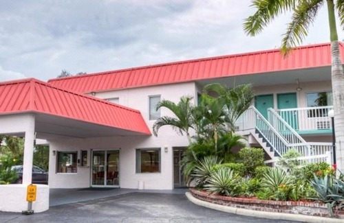 Indian Beach Sapphire Shores Hotel | Super 8 by Wyndham Sarasota Near Siesta Key
