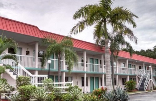 Indian Beach Sapphire Shores Hotel | Super 8 by Wyndham Sarasota Near Siesta Key