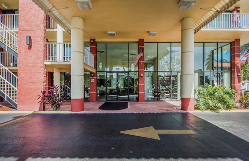 Disston Heights Hotel | Quality Inn & Suites at Tropicana Field