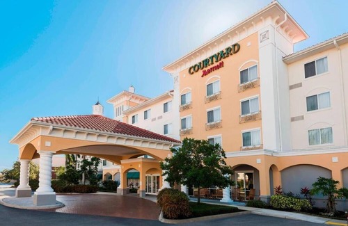 Biggar House | 2 Cozy Rooms Off I-75: Features Heated Pool, Free Parking & Bistro Dining
