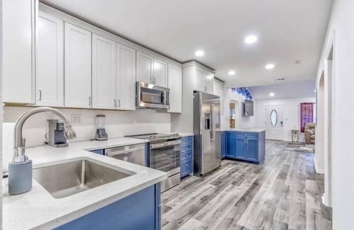 United Central Apartment | 4 Bedroom 797089 by Houzlet