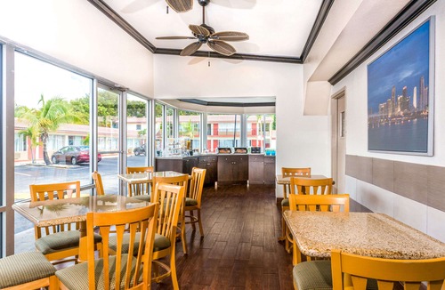 Florida City Hotel | Econo Lodge Inn & Suites
