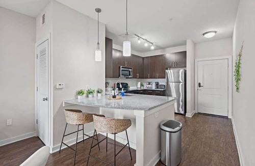 Courier City - Oscawana Apartment | Bleecker room 116 · Luxury king suite! Pool | gym | FREE parking | A