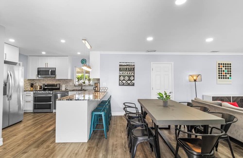Boulevard Heights House | 4-bedroom house in a Fantastic Tropical Escape Haven in Hollywood