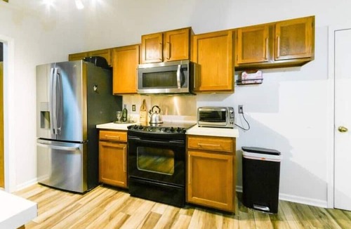 Arlington House | Amazing Location & Amenities Hot Tub King Bed