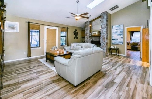 Arlington House | Amazing Location & Amenities Hot Tub King Bed