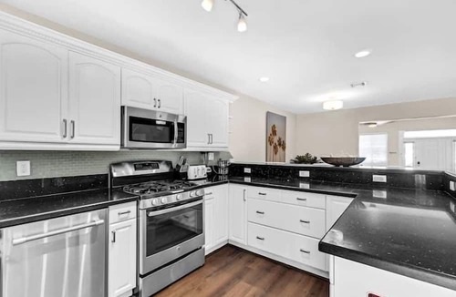Sunset Apartment | 5 Bedroom 709602 by Houzlet